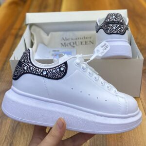 Дамски черно-бели кецове със стилна декорация от камъни- White with black strass
