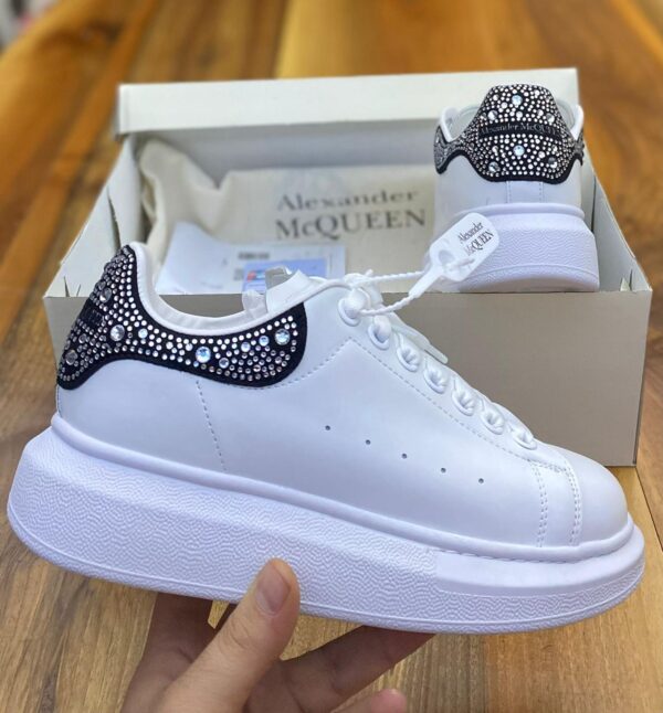 Дамски черно-бели кецове със стилна декорация от камъни- White with black strass
